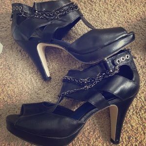 Black sandals with chain detail